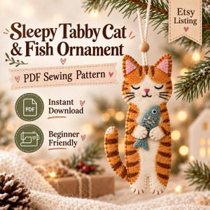 Könnte beinhalten: Ein Filzanhänger in Form einer schlafenden orangefarbenen getigerten Katze, die einen kleinen blauen Fisch hält und an einer Schnur hängt. Text: Sleepy Tabby Cat & Fish Ornament, PDF Sewing Pattern, Instant Download, Beginner Friendly, Etsy Listing.