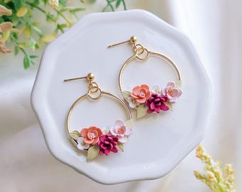 Pendientes de aro de arcilla polimérica con diseño floral de primavera: ligeros y llamativos, hechos a mano. Joyería de primavera.