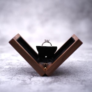 Scatola girevole personalizzata per fedi nuziali / Scatola per anelli di fidanzamento / Scatola per anelli in legno / Regalo di San Valentino / Scatola rettangolare per anelli / Regalo di anniversario