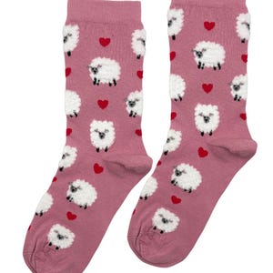 Socken mit Schafmotiven und Herzen