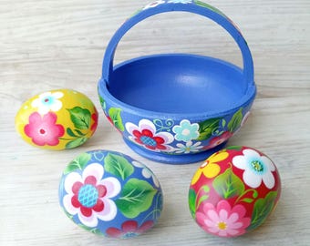 Handbemalte hölzerne Ostereier in der floralen Volkskunst + blauer Korb – Frühlingsdekor im Ukrainischen Stil, wiederverwendbares Geschenk & festliches Ornament