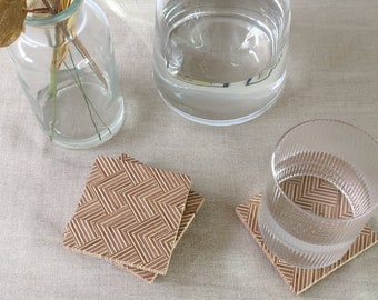 Posavasos de madera contrachapada con diseño de picos (juego de 4)