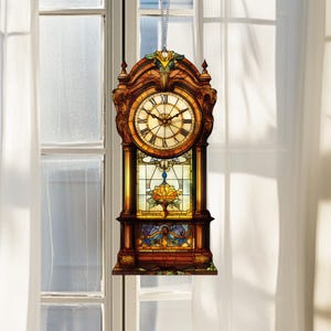 Könnte beinhalten: Eine Holzuhr mit einem Buntglasdesign, das eine gelbe Blume zeigt. Das Zifferblatt der Uhr hat römische Ziffern und einen goldfarbenen Rahmen.