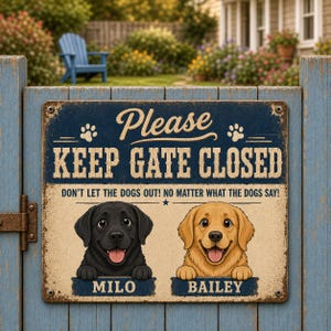 Può includere: Una targa rettangolare in metallo con finitura usurata che riporta il testo Please KEEP GATE CLOSED e DON'T LET THE DOGS OUT! NO MATTER WHAT THE DOGS SAY! Mostra le illustrazioni di un cane nero chiamato Milo e di un cane dorato chiamato Bailey.