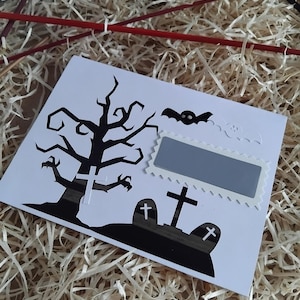 carte à  gratter special " citation halloween "  en marqueterie de paille réalisée par mes soins straw marquetry death card