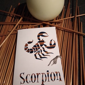 carte signe du zodiaque scorpion en marqueterie de paille réalisée par mes soins straw marquetry zodiac card format 10 x 15