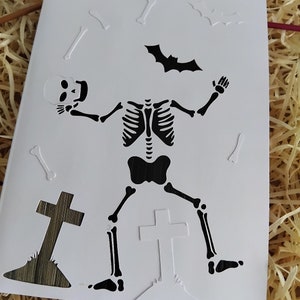 carte "  tête de mort "  en marqueterie de paille réalisée par mes soins straw marquetry death card