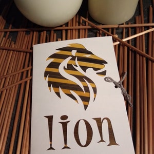 carte signe du zodiaque lion en marqueterie de paille réalisée par mes soins straw marquetry zodiac card format 11 x 15