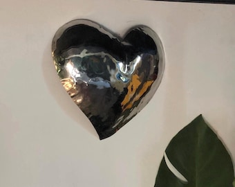 Escultura de corazón brillante: una impresionante pieza de arte mural en acero inoxidable pulido