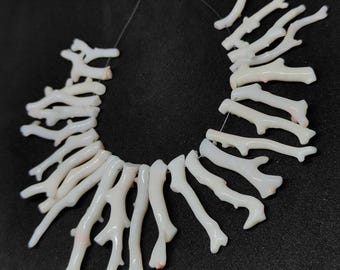 Melkwitte koraaltakkralen: Japanse edelsteensieraden maken (24/50 mm, ca. 158 kt.)