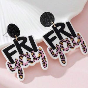 1 par de pendientes colgantes con letras de viernes y estampado de leopardo para mujer. Viernes, ¡sí, es viernes! #Maestras