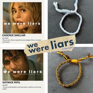 Può includere: Immagine con un collage con testo e braccialetti. Il testo recita "We Were Liars" e include nomi di personaggi e citazioni. Vengono mostrati due braccialetti intrecciati, uno azzurro e uno oro e marrone.