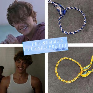 Peut inclure: L'image présente deux bracelets d'amitié tressés, l'un bleu et blanc, l'autre jaune et bleu. Les bracelets font partie de la "Collection The Summer I Turned Pretty". L'image comprend également deux jeunes hommes souriants.