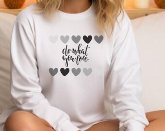 Heart Print Quote Sweater, Minimalist Hearts Sweatshirt, Do What You Love Jumper, Valentines Day Shirt, Gift for Her, Girlfriend Wife Fiancé