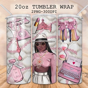 Puede incluir: Un diseño de envoltura de vaso rosa y blanco con una mujer que lleva una camisa rosa, un sombrero blanco y gafas de sol. El diseño también incluye un teléfono rosa, una máquina de escribir rosa, un reloj de arena rosa y una botella de perfume rosa. El texto "Love me..." está escrito en una nota rosa.