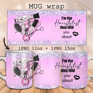 Puede incluir: Un diseño de envoltura de taza de purpurina rosa y blanca con un fondo de purpurina rosa y blanca. El diseño presenta un secador de pelo, tijeras, peines y una botella de laca para el cabello. El texto en la taza dice "I'm the Hairstylist they told you about".