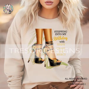 Entrando nel mio compleanno con la grazia e la misericordia di Dio clipart, gambe di donna e design dei tacchi a sublimazione, modello di compleanno in bianco e nero e oro PNG