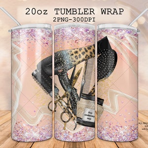 Puede incluir: Un diseño de envoltura para vaso de 20 onzas con un fondo de mármol rosa y blanco con purpurina dorada. El diseño incluye un par de tijeras, un cepillo para el cabello, un peine y una liga para el cabello con estampado de leopardo. El texto "Keep conditioning mask" también está incluido en el diseño.