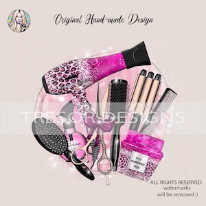 Puede incluir: Un secador de pelo rosa y estampado de leopardo, un par de tijeras rosas, un peine, una plancha de pelo, un cepillo para el cabello, una botella de laca para el cabello y un tarro de mascarilla para el cabello. Los artículos están dispuestos en círculo sobre un fondo rosa.