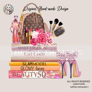 Könnte beinhalten: Ein Stapel Bücher mit Titeln wie "Make Up Book", "Girl Code", "Glammodel", "Glowy Faces" und "Beauty 50 Years of Cosmetics". Eine braune Handtasche, Make-up-Pinsel, Lippenstift und ein Blumenarrangement liegen auf den Büchern. Zwei rosa High-Heel-Schuhe mit Schleifen befinden sich im Vordergrund.