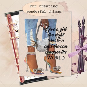 Może przedstawiać: Motywacyjny cytat o butach i podboju świata, z kobiecymi nogami w szpilkach i dżinsach z dziurami. Cytat brzmi: "Daj dziewczynie odpowiednie buty, a ona podbije świat."