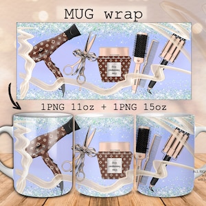 Puede incluir: Un diseño de envoltura para taza con un secador de pelo, tijeras, herramientas de peinado y una botella de acondicionador para el cabello. El diseño está sobre un fondo azul con purpurina blanca y cintas blancas. El texto "Dop conditioning mask" está en la botella. El texto "1PNG 11oz + 1PNG 15oz" está en la parte inferior de la imagen.