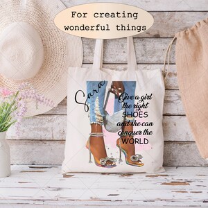 Może przedstawiać: Biała torba typu tote z nadrukiem kobiety w niebieskich dżinsach i szpilkach. Tekst na torbie brzmi "Sara Give a girl the right SHOES and she can conquer the WORLD".