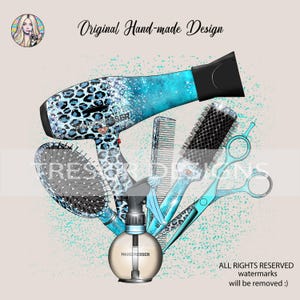 Puede incluir: Un secador de pelo de estampado de leopardo azul y blanco, un cepillo para el cabello azul y blanco, un peine azul y blanco, una botella de laca para el cabello azul y blanco y un par de tijeras azules y blancas. El fondo es de color beige claro con un patrón moteado azul y blanco claro.