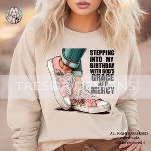 Clipart di scarpe da ginnastica rosa, Clipart di gambe di donna in sublimazione, Modello di compleanno, Entrando nel mio compleanno con la grazia e la misericordia di Dio png, fiori
