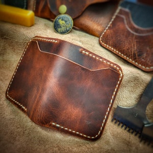 Handgefertigte italienische Lederbrieftasche, 2 Kartenfächer, 2 Mehrzwecktaschen und einzigartiges versunkenes Bargeldfach.