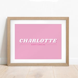 Charlotte NC Pink Print / Signo de ubicación / Arte de pared preppy / Carteles imprimibles / Decoración de dormitorio / Descarga digital / Impresión de la ciudad de Carolina del Norte