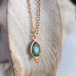 Halskette mit Labradorit-Tropfenperlenanhänger - Naturstein - Damengeschenk - Boho-Schmuck
