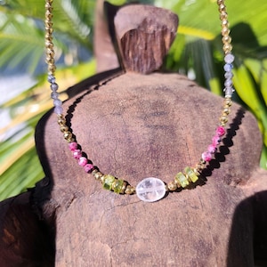 Puede incluir: Una taza de cerámica blanca con asa negra y el texto "But First, Coffee" en negro, en negrita. La taza está sobre una superficie blanca.