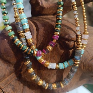 Robijn en zoisiet heishi kralenketting - boho natuursteen ketting - cadeau voor vrouwen - kristal genezing
