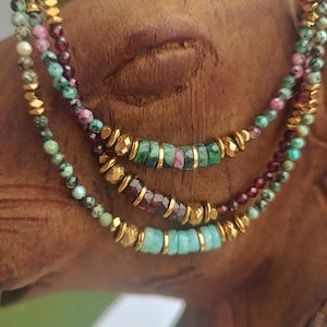 Collar de cuentas de granate, turquesa africana, rubí sobre zoisita o topacio rosa y crisoprasa - collar boho chic - piedras naturales