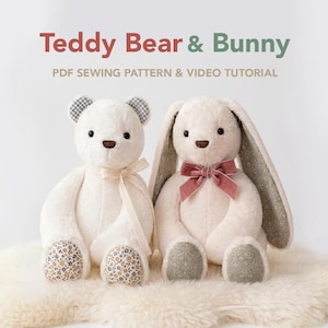 Puede incluir: Un oso de peluche color crema y un conejo de orejas largas, con el texto Teddy Bear & Bunny PDF SEWING PATTERN & VIDEO TUTORIAL. El oso tiene una cinta crema y patas florales, mientras que el conejo tiene un lazo rosa viejo y orejas florales.