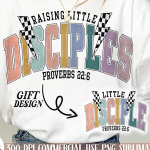 Könnte beinhalten: Ein weißes T-Shirt mit einer bunten Grafik, auf der "Raising Little Disciples" mit einem karierten Blitz-Design steht. Der Text "Sprüche 22:6" befindet sich unter der Grafik. Das Shirt wird von einer Person mit blauer Jeans getragen.