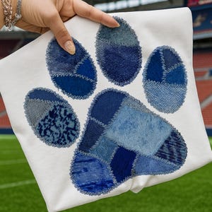 Amante de cães em patchwork azul jeans PNG, Pata de cachorro png, Camiseta humorística para mãe de cachorro PNG, Patchwork jeans png, Design de sublimação para amantes de animais de estimação, Cachorro elegante png