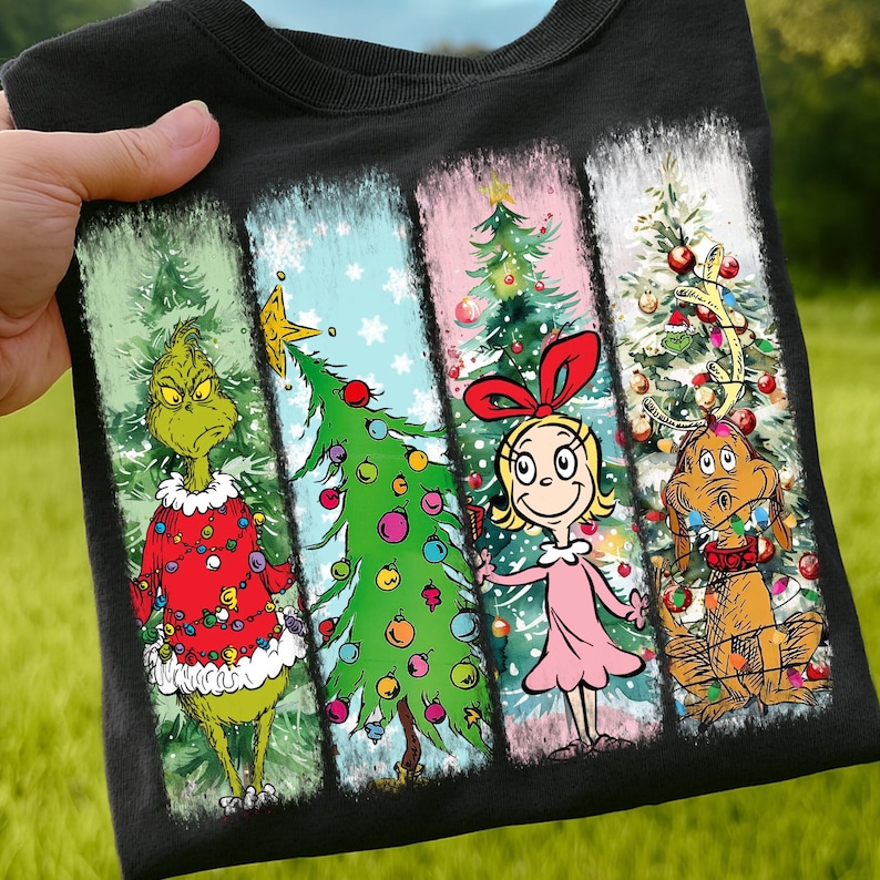 Op de afbeelding: Zwart T-shirt met een kerstontwerp verdeeld in vier verticale panelen. De panelen tonen personages en kerstbomen uit een vakantieverhaal. De Grinch, een kerstboom, Cindy Lou Who en Max de hond zijn afgebeeld.