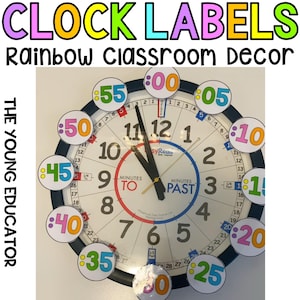 Puede incluir: Un reloj de aula con etiquetas coloridas, con el texto "CLOCK LABELS Rainbow Classroom Decor". La esfera del reloj muestra números y etiquetas para enseñar la hora. Las manecillas del reloj señalan aproximadamente las 11:55.
