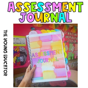 Könnte beinhalten: Ein farbenfrohes Spiralnotizbuch mit den Worten "ASSESSMENT JOURNAL" auf dem Einband. Der Einband hat ein Aquarelldesign mit rosa, gelben und orangen Quadraten.