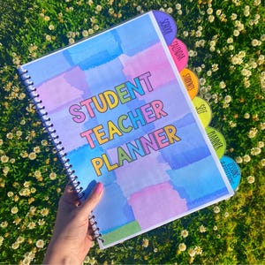 Op de afbeelding: Een kleurrijke student-leraarplanner met tabbladen voor school, kalender, studenten, zelf, planner en lesplanning.