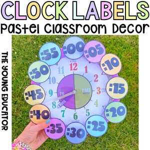 Puede incluir: Etiquetas de reloj de color pastel con números del 5 al 55 en incrementos de 5. Las etiquetas están diseñadas para ser usadas con un reloj de clase.