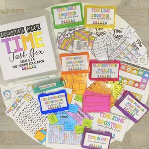 Może przedstawiać: Przezroczysty plastikowy pojemnik z kolorową etykietą z napisem "Booster Pack Time Task Box Grade 5 & 6 The Young Educator". Pojemnik jest wypełniony kolorowymi edukacyjnymi grami i ćwiczeniami do nauki pojęć związanych z czasem. Gry obejmują "Time Table Boosters", "Time Line Boosters", "Stop Watch Challenges", "Elapsed Time Puzzles", "Time Conversion True or False", "Word Problem Boosters", "Time Zone Boosters" i "Time Scoot".