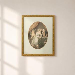 Peut inclure: Une impression ovale encadrée représentant une scène historique avec une personne en robe claire, un personnage assis, un petit chien et un chérubin ailé. L'œuvre est insérée dans un cadre rectangulaire doré avec une bordure texturée ornée.