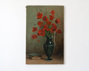 Könnte beinhalten: Ein Ölgemälde auf Leinwand, das einen Strauß leuchtend roter Mohnblumen in einer dunkelgrünen Vase mit Fuß zeigt. Zwei kleine, abgenutzte Bücher mit hellen Seiten sind links neben der Vase vor einem gedämpften, neutralen Hintergrund platziert.