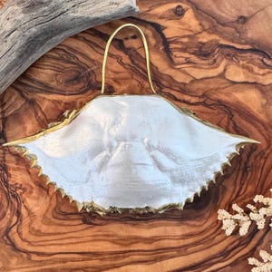 Decorazione natalizia a forma di conchiglia di granchio del Maryland dipinta a mano, bianco perla con finiture dorate, stile nautico e costiero