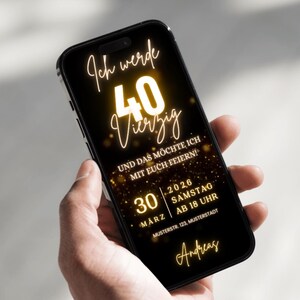Puede incluir: Un tel&eacute;fono inteligente muestra una invitaci&oacute;n digital para una celebraci&oacute;n de 40 cumplea&ntilde;os. La pantalla negra presenta texto dorado, incluyendo "Ich werde 40 Vierzig" y detalles del evento para el 30 de marzo de 2026. El tel&eacute;fono est&aacute; en una mano.