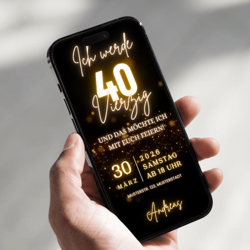 Puede incluir: Un tel&eacute;fono inteligente muestra una invitaci&oacute;n digital para una celebraci&oacute;n de 40 cumplea&ntilde;os. La pantalla negra presenta texto dorado, incluyendo "Ich werde 40 Vierzig" y detalles del evento para el 30 de marzo de 2026. El tel&eacute;fono est&aacute; en una mano.