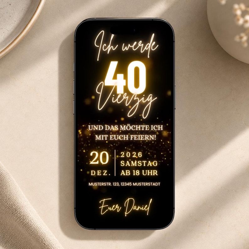 May include: A smartphone displaying a black digital invitation with gold glowing text. The screen reads Ich werde 40 Vierzig, UND DAS M&Ouml;CHTE ICH MIT EUCH FEIERN!, 20 DEZ. 2026 SAMSTAG AB 18 UHR, MUSTERSTR. 123, 12345 MUSTERSTADT, and Euer Daniel.